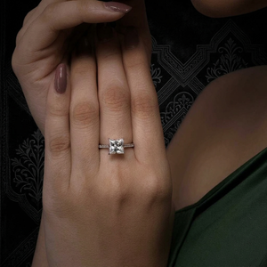 Bague de fiançailles solitaire D'VINS 2,00 carats taille princesse avec 33 diamants de laboratoire pavés, or blanc 18 carats, certifiée IGI, style tendance - Product Image 5