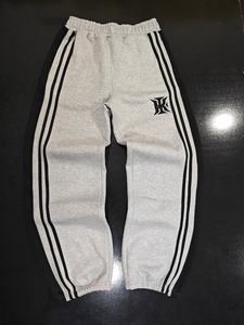 กางเกงจ็อกเกอร์สีเทาไฮเดอร์เกรย์ลายทางด้านข้างสีดำ พร้อมโลโก้ปัก ผ้าฝ้ายฟลีซ 100% ขากว้าง ปลายขาจั๊มพ์ สำหรับผู้ชาย - Product Image 5