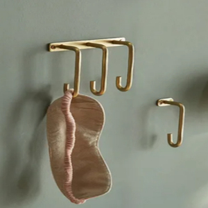 Gancho de pared minimalista de latón martillado, gancho metálico de un solo gancho con acabado dorado para ropa - Product Image 2