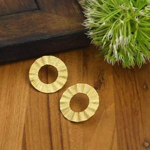Boucles d'oreilles clous ouvertes texturées plaquées or pour femmes |   Boucles d'oreilles rondes géométriques minimalistes |   Bijoux de mode OEM ODM - Product Image 3