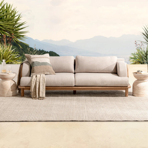 Sofá minimalista de dos plazas para exteriores con estructura de madera y cojines beige para uso en jardín. - Product Image 2