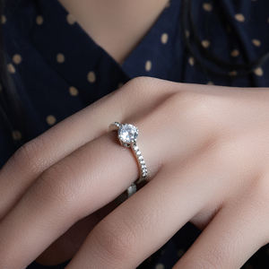 Anillo de Diamantes Solitario Plateado de Estilo Moderno con Banda Pavé, Joyería para Mujeres y Niñas, para Usar en Bodas y Fiestas - Product Image 1