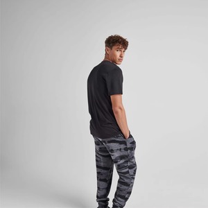 Maquette de T-shirt noir vierge pour homme en coton épais à manches courtes et col rond, modèle de vêtement uni pour impression personnalisée - Product Image 4