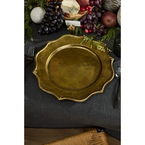 Assiette de présentation vintage en métal doré, élégante, à bord festonné, pour mariages, banquets et tables d'événements de luxe - Product Image 2