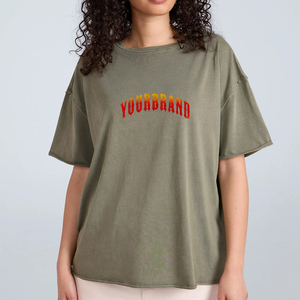 T-shirt oversize vert olive pour femme, écologique, avec logo rouge imprimé, épaules tombantes, manches courtes, coupe classique, en jersey de polyester - Product Image 1