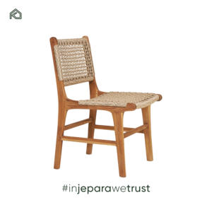 เก้าอี้รับประทานอาหารกลางแจ้งสไตล์โมเดิร์นเรียบหรูคุณภาพสูง ทำจากไม้สักแท้ พร้อมเชือกหวาย ทนทานต่อสภาพอากาศ เป็นมิตรกับสิ่งแวดล้อม - Arata - Product Image 1