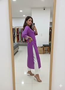 Vêtements ethniques pour femmes, kurta droite en soie Chanderi avec broderie de designer - Product Image 3