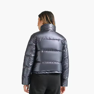 Chaqueta acolchada corta de invierno con diseño personalizado, brillante, con cuello alto y cremallera, a prueba de viento, para mujer. - Product Image 3