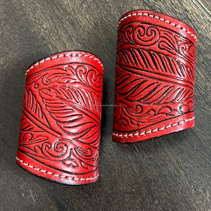 Nouveau 2026 Premium Porte-foulard en cuir véritable rouge vif, embossé avec motif plume, pour femme - Product Image 3