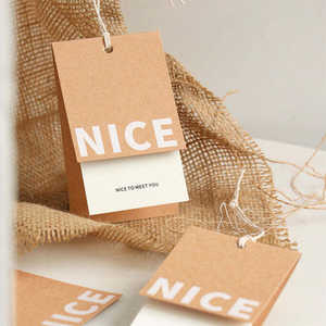 Étiquettes suspendues en papier personnalisées écologiques pour vêtements, sacs et chaussures, avec logo et cordon - Product Image 1