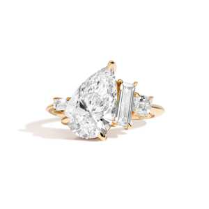 Anillo de compromiso de oro de 14k y 18k al por mayor con diamantes cultivados en laboratorio en forma de pera, esmeralda, baguette, Asscher y piedras múltiples, estilo único, fabricación de banda. - Product Image 1