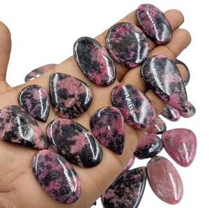 Lote de Cabujones Sueltos de Cuarzo Natural Pulido al por Mayor |   Rosa |   Formas Mixtas (Cortes Triangulares de Cojín) para Creación de Joyas con Juego de Colores - Product Image 6