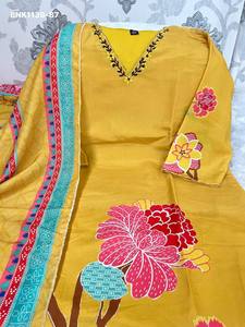 Fournisseur de l'ensemble Kurti-Pant & Dupatta en soie Morgan à imprimé numérique de qualité supérieure pour usage occasionnel, de Surat, vêtements ethniques. - Product Image 5