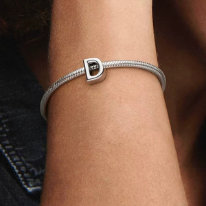 Pulsera minimalista con dije de letra D plateada para mujer – Pulsera inicial de cadena de serpiente ajustable de acero inoxidable, personalizada - Product Image 1