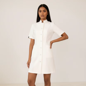 Tunique médicale professionnelle blanche à manches courtes, uniforme moderne pour les soins de santé et la beauté, haut de blouse minimaliste pour infirmières - Product Image 1