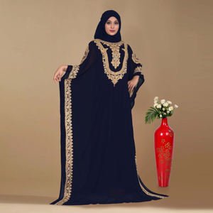 Kaftan modeste en mousseline brodée avec une encolure avant ornée, des bordures latérales détaillées, silhouette drapée longue jusqu'au sol pour les occasions de l'Aïd - Product Image 2