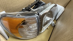 FARO DELANTERO (DERECHO) ORIGINAL PARA CAMIÓN TRUCK BODY PARTS INTERNATIONAL # 3502929C95 FABRICADO EN TAIWÁN - Product Image 3