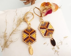 Pendientes de cuentas hechos a mano, diseño geométrico naranja, joyería de moda de metal en tono dorado, detalle exquisito - Product Image 3