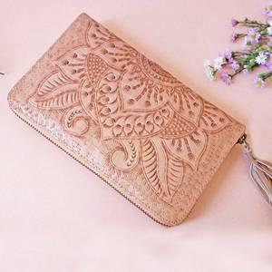 Cartera de Mano de Cuero Genuino 100% con Diseño Mandala Floral Bordado a Mano Estilo Bohemio para Mujer, con Múltiples Ranuras para Tarjetas - Product Image 2