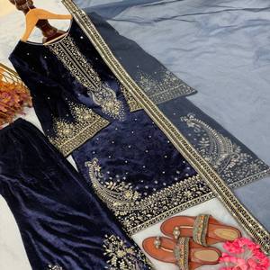 Conjunto VASTRA COTTAGE de Top Bordado en Terciopelo de Viscosa Pura con Pantalón Plazo y Dupatta, Adornado con Lentejuelas, Mangas Campana, Ideal para Fiestas, para Mujer - Product Image 4