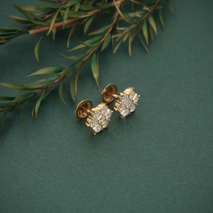 Boucles d'oreilles clous en or massif 18 carats en forme de fleur avec diamant taille brillant rond serti griffe, style classique, unisexe, pour usage quotidien - Product Image 2