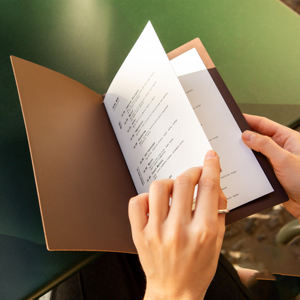 ที่ใส่เมนูหนังแท้คุณภาพพรีเมียมสำหรับร้านอาหาร คาเฟ่ บาร์ โรงแรม ทนทาน ป้องกันกลิ่น ปกป้องเมนูอาหารและเครื่องดื่ม รุ่น LMC-0152 - Product Image 4