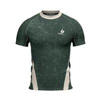 T-shirt de sport pour homme, col rond, manches courtes, rayures rouge et bleu, compression, impression par sublimation, séchage rapide, coupe classique.