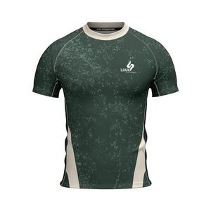 T-shirt de sport pour homme, col rond, manches courtes, rayures rouge et bleu, compression, impression par sublimation, séchage rapide, coupe classique. - Product Image 4