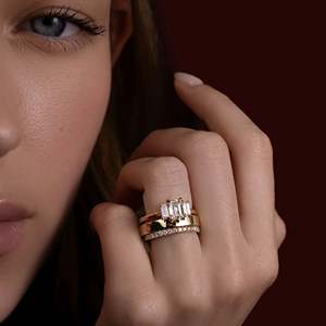 Bague de fiançailles trilogie en or pur 14 carats avec émeraude et diamant de laboratoire certifié IGI taille baguette, faite sur mesure, romantique, pour soirée - Product Image 2