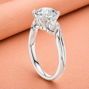 Anillo de Compromiso de Moissanita de Corte Redondo Premium con Piedras Laterales Trillón, Plata de Ley 925, Joyería Nupcial - Product Image 3