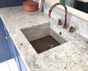 Encimeras de granito Colonial White de la India de primera calidad con acabado premium y color uniforme, ideales para cocinas. Contáctenos para obtener el mejor precio. - Product Image 1