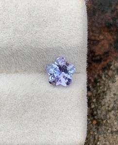 Tanzanite naturelle taillée en fleur, pierre précieuse unique faite à la main, 2,00 carats, certifiée par un tiers pour la fabrication de bijoux, bague, pendentif - Product Image 2