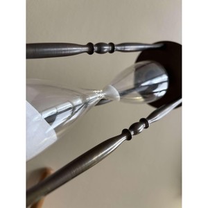 Reloj de Arena Portátil Ecológico Hecho a Mano con Marco Metálico, Diseño Moderno de Mediados de Siglo para una Medición Precisa del Tiempo - Product Image 2