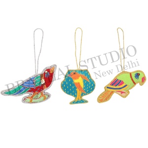 Adornos Navideños Personalizados de Terciopelo y Satén Hechos a Mano por Brazeal Studio, Ecológicos, con Cuentas Bordadas y Hilos Dorados de Fábrica - Product Image 4