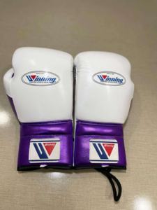 Gants de boxe professionnels personnalisés de qualité supérieure, couleur violet et blanc, en cuir de vachette véritable à 100 %, avec lacets. - Product Image 4