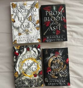 Set de 4 Libros de la Serie Blood and Ash: A Kingdom of Flesh and Fire, The Crown of Gilded Bones, The War of Two Queens, Fantasía y Romance - Product Image 2