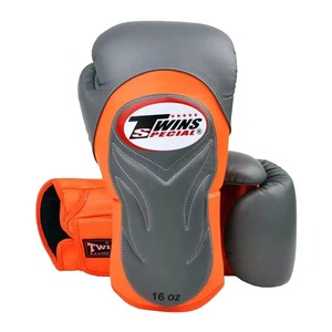 นวมชกมวยรุ่นใหม่ TWINS Boxing Long Cuff สีเทาและสีส้ม  นวมชกมวยหนังแท้คุณภาพสูง สำหรับฝึกซ้อมและแข่งขันระดับมืออาชีพ เหมาะสำหรับใช้ในยิม - Product Image 1