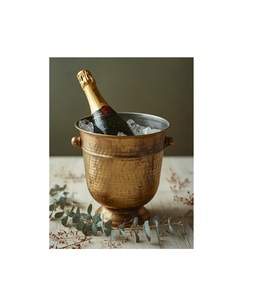 Seau à glace en métal contemporain, surface dorée polie, refroidisseur de boissons pour lieux de divertissement, espaces hôteliers et fêtes privées - Product Image 3
