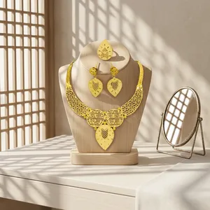 Nuevo Diseño de Collar de Latón Chapado en Oro con Forma de Flor para Mujer, Joyería para Fiestas y Bodas en Línea en India - Product Image 5