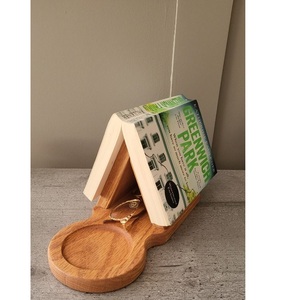 Soporte de Madera Personalizado para Libros con Bandeja Portavasos, Soporte Triangular de Madera Maciza Natural para Libros, Soporte de Lectura - Product Image 2