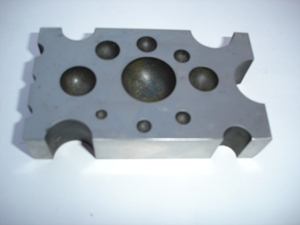 Bloc de repoussage en fer irrégulier 4" x 2.1/2" x 1" pour moulage de bijoux avec finition miroir par SUNTOOLS/STIPL - Product Image 1