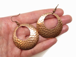 Pendientes de Aro de Cobre Hechos a Mano de Primera Calidad Orion Handicraft, Diseño Martillado Único, Estilo Antiguo, Joyería para Mujer, para Fiestas - Product Image 4