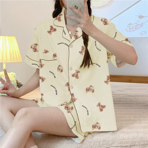 Conjunto de Pijama de Satén Amarillo para Mujer, 3 Piezas, Estampado de Osos de Dibujos Animados, Manga Corta, Cuello con Muescas, Pantalones Cortos con Cintura Elástica - Product Image 2