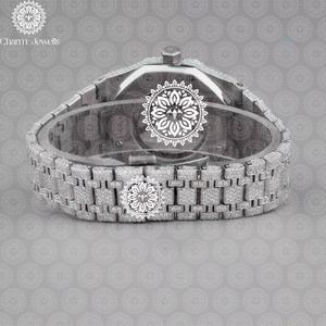 Montre de luxe en moissanite diamantée la plus vendue avec mouvement à quartz de précision, montre-bracelet tendance en acier inoxydable disponible à la vente - Product Image 2
