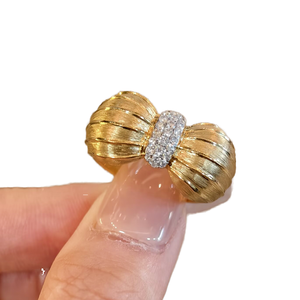 Anillo Unisex Plateado con Lazo, Textura Cepillada, Zirconia Pavé, Anillo de Cóctel, Joyería Fina, Certificado IGI - Product Image 1