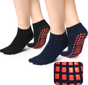 Chaussettes antidérapantes noires avec semelle à grille rouge pour un usage quotidien décontracté, en tricot de spandex et polyester, pour adultes, été - Product Image 2