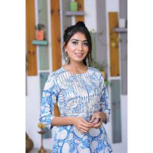 Blusa de Crepé Azul Costero con Estampado a Mano, Talla XS, Manga Tres Cuartos - Product Image 2