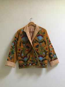 Chaqueta de Terciopelo Suzani Hecha a Mano: Prenda Exterior Étnica Boho Bordada, Chaqueta Corta Bordada Estilo Boho de la India - Product Image 2