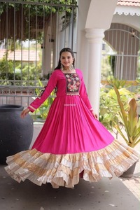 Indisch-pakistanisches, locker geschnittenes Kleid im Ayon-Stil mit langen Ärmeln, elegantes, langes Partykleid für Damen, stilvoller Anarkali-Stil - Product Image 1