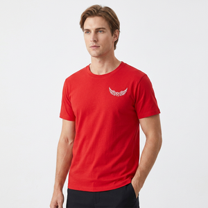 Camiseta Roja de Manga Corta para Hombre con Logotipo de Ala Bordado, Cuello Redondo, Corte Casual - Product Image 2